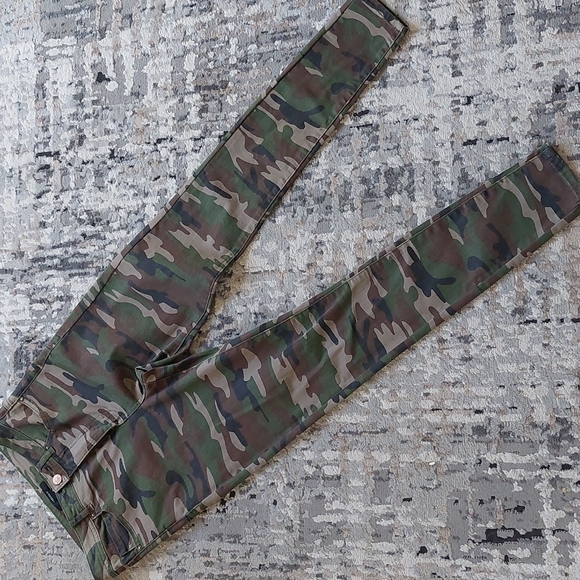 NWOT Forever 21 High Rise Camo Skinny Jeans - Picture 7 of 9